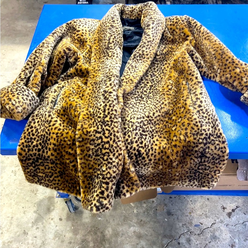 Vintage faux leopard swing coat. Knee length. Size L.